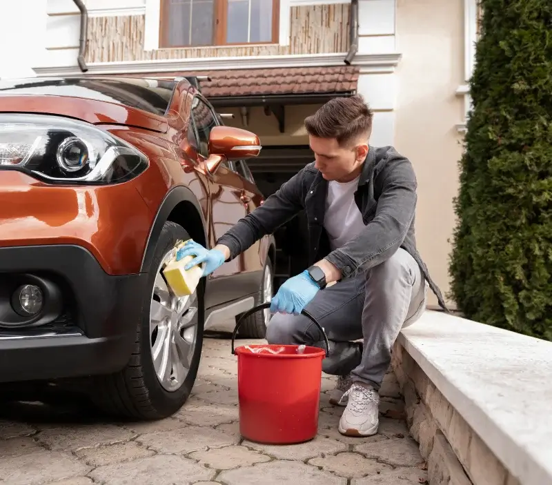 Lavage auto à domicile Brue-Auriac : professionnel intervenant sur un véhicule